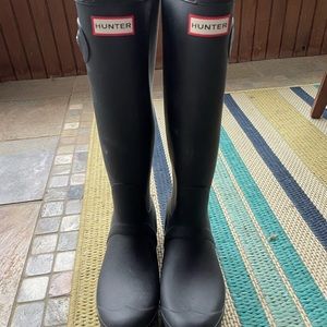 Tall matte black Hunter boots, size 9